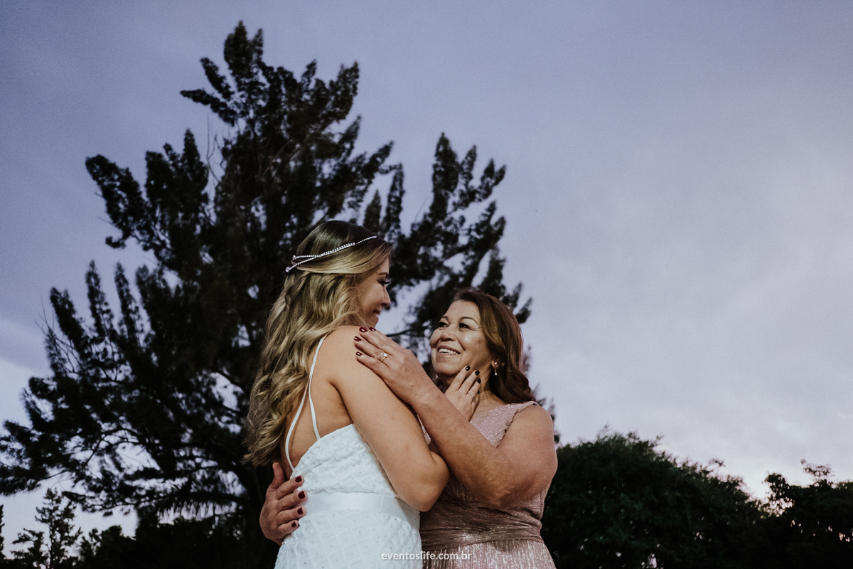 Life Fotografia, Casamento, Fotografia de Casamento Sorocaba, São Paulo, Lago Azul, Mini Wedding, Mini Casamento, Quintal Flores, Les Esembles, Leila Savioli, Doce Veneno, Mayara Zanetti, Noiva, Mãe da noiva, Amor, Céu dramático, Céu Roxo, Emoção, Love