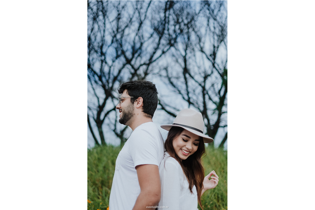 Ensaio, Pré Wedding, Pré Casamento, Sessão Fotográfica, Caiane e Lucas, Piedade, Ensaio no campo, interior, Fotografia de Casamento Sorocaba, Life Fotografia, Casamento no campo, Natureza, Sorriso, Chapéu, Casal, Árvores, Verde, Wild, Amor, Floresta, Amor