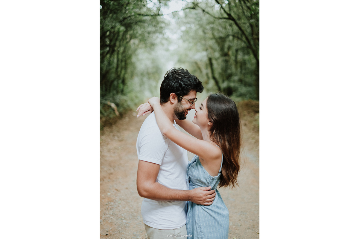 Ensaio, Pré Wedding, Pré Casamento, Sessão Fotográfica, Caiane e Lucas, Piedade, Ensaio no campo, interior, Fotografia de Casamento Sorocaba, Life Fotografia, Casamento no campo, Natureza, Sorriso, Casal, Árvores, Wild, Amor, Floresta, Abraço, Estrada