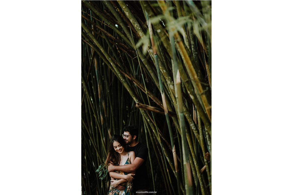 Ensaio, Pré Wedding, Pré Casamento, Sessão Fotográfica, Caiane e Lucas, Piedade, Ensaio no campo, interior, Fotografia de Casamento Sorocaba, Life Fotografia, Casamento no campo, Natureza, Sorriso, Casal, Árvores, Wild, Floresta, Abraço, Bambus
