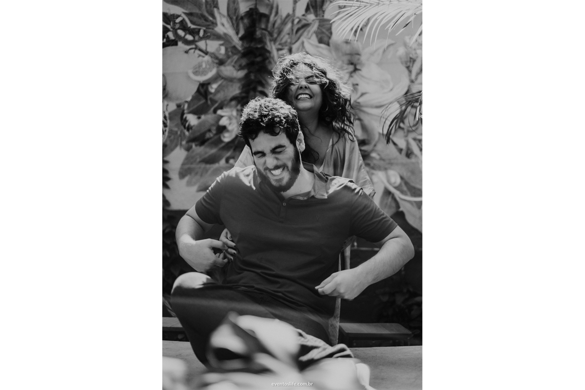Ensaio Pré Casamento, Pre Wedding, Life Fotografia, Fotografia de Casamento Sorocaba, Hoegaarden, Liberdade, Larrisa e Bruno, Sesc Paulista, São Paulo, Sumaré, Ensaio, Abraço, Carinho, Plantas, Natureza, Sorriso, Abraço, Apaixonados, Casal, PB, Pintura