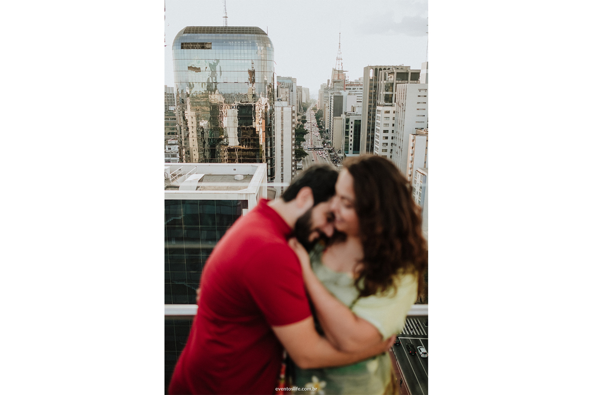 Ensaio Pré Casamento, Pre Wedding, Life Fotografia, Fotografia de Casamento Sorocaba, Hoegaarden, Liberdade, Larrisa e Bruno, Sesc Paulista, São Paulo, Sumaré, Ensaio, Horizonte, Cidade, Prédios, Urbano, Amor, Rua, Avenida, Abraço, Sacada, Linda vista
