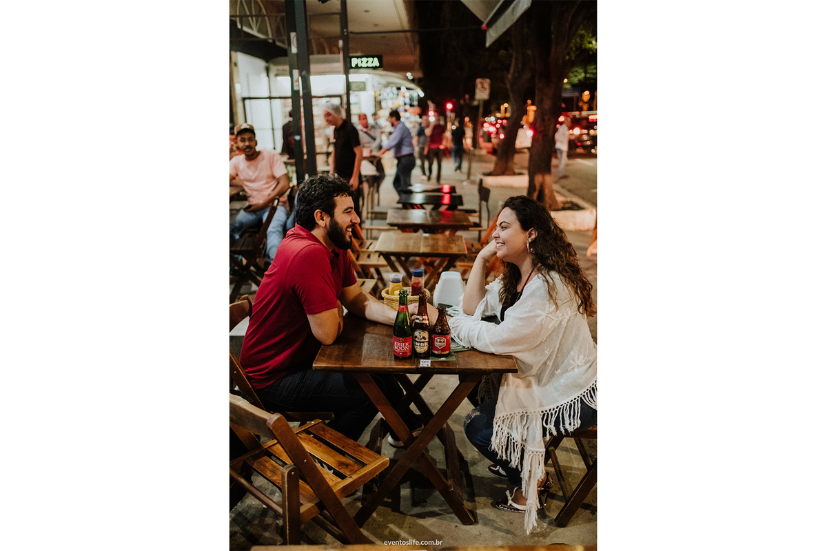 Ensaio Pré Casamento, Pre Wedding, Life Fotografia, Fotografia de Casamento Sorocaba, Hoegaarden, Liberdade, Larrisa e Bruno, Sesc Paulista, São Paulo, Sumaré, Brinde, Cheers, Saúde, Cerveja, Bar, Pub, Brasill, Casal, Sorriso, Artesanal, Amor, Parceria
