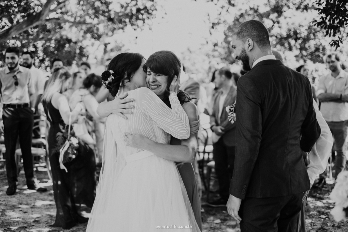 Life Fotografia, Fazenda Vassoural, Vassoural, Reveb, Evelyn e Alvaro, Casamento de dia, Casamento no interior, Monoclub, Banda Monoclub, Marcia Locações, Quintal Flores, Mini Wedding, Cumprimentos, Mãe da Noiva, choro, chorando, emoção