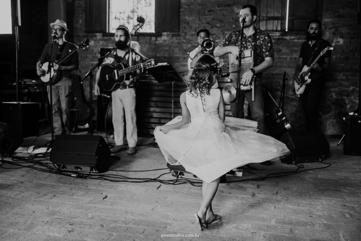 Life Fotografia, Fazenda Vassoural, Vassoural, Reveb, Evelyn e Alvaro, Casamento de dia, Casamento no interior, Monoclub, Banda Monoclub, Marcia Locações, Quintal Flores, Mini Wedding, criança, Daminha, dançando, vestido, PB