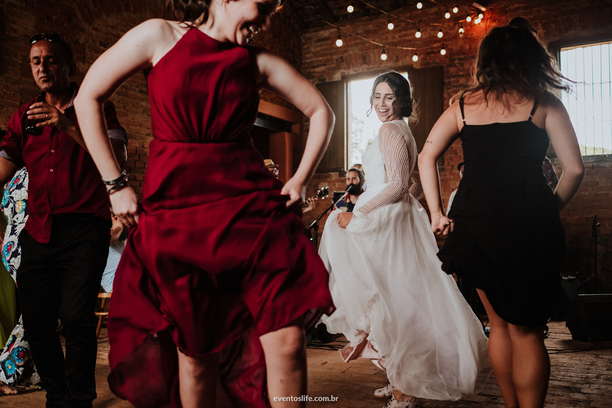 Life Fotografia, Fazenda Vassoural, Vassoural, Reveb, Evelyn e Alvaro, Casamento de dia, Casamento no interior, Monoclub, Banda Monoclub, Marcia Locações, Quintal Flores, Mini Wedding, Madrinhas, Noiva dançando, Noiva, Noiva na pista, Banda Folk, Monoclub