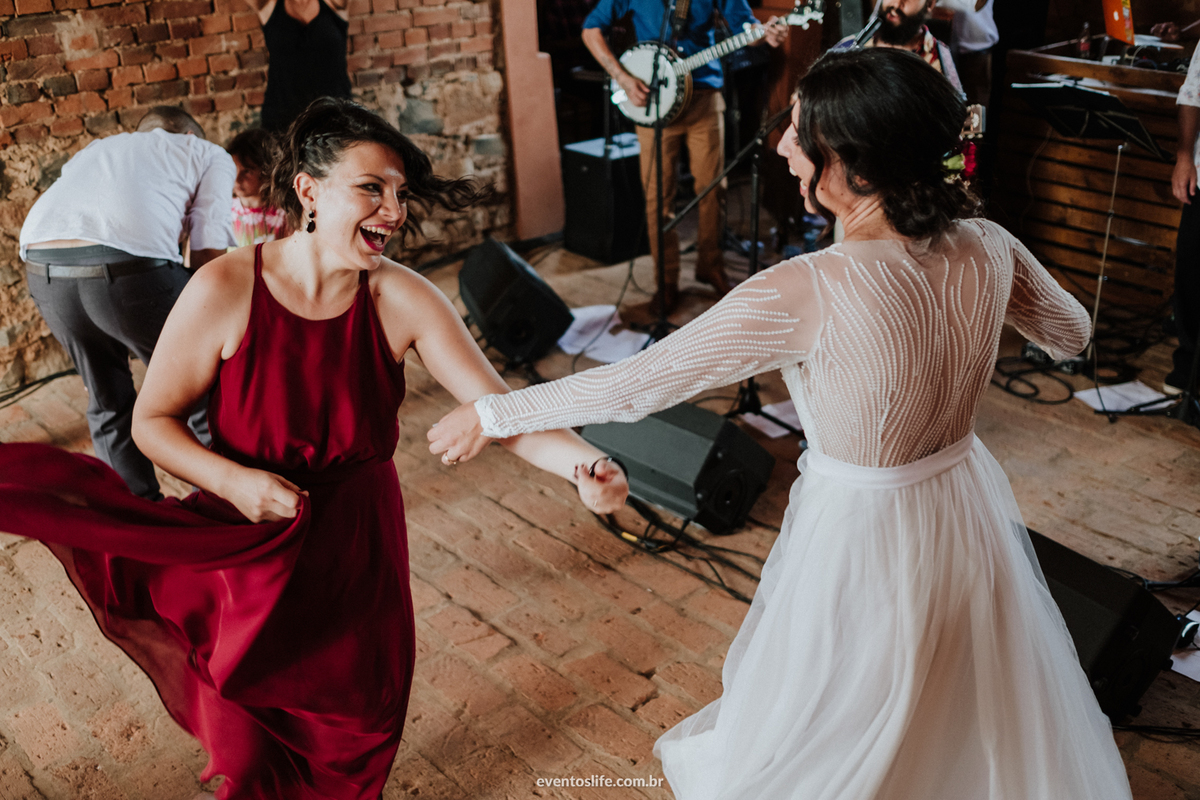 Life Fotografia, Fazenda Vassoural, Vassoural, Reveb, Evelyn e Alvaro, Casamento de dia, Casamento no interior, Monoclub, Banda Monoclub, Marcia Locações, Quintal Flores, Mini Wedding, Noiva dançando, Irmãs, banda folk, Monoclub