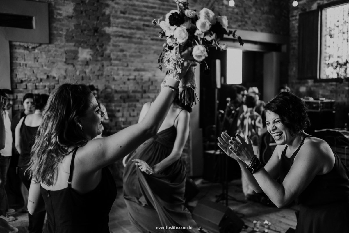 Life Fotografia, Fazenda Vassoural, Vassoural, Reveb, Evelyn e Alvaro, Casamento de dia, Casamento no interior, Monoclub, Banda Monoclub, Marcia Locações, Quintal Flores, Mini Wedding, Buquê da noiva, Buquê, Bouquet, Jogando o buquê, Pista