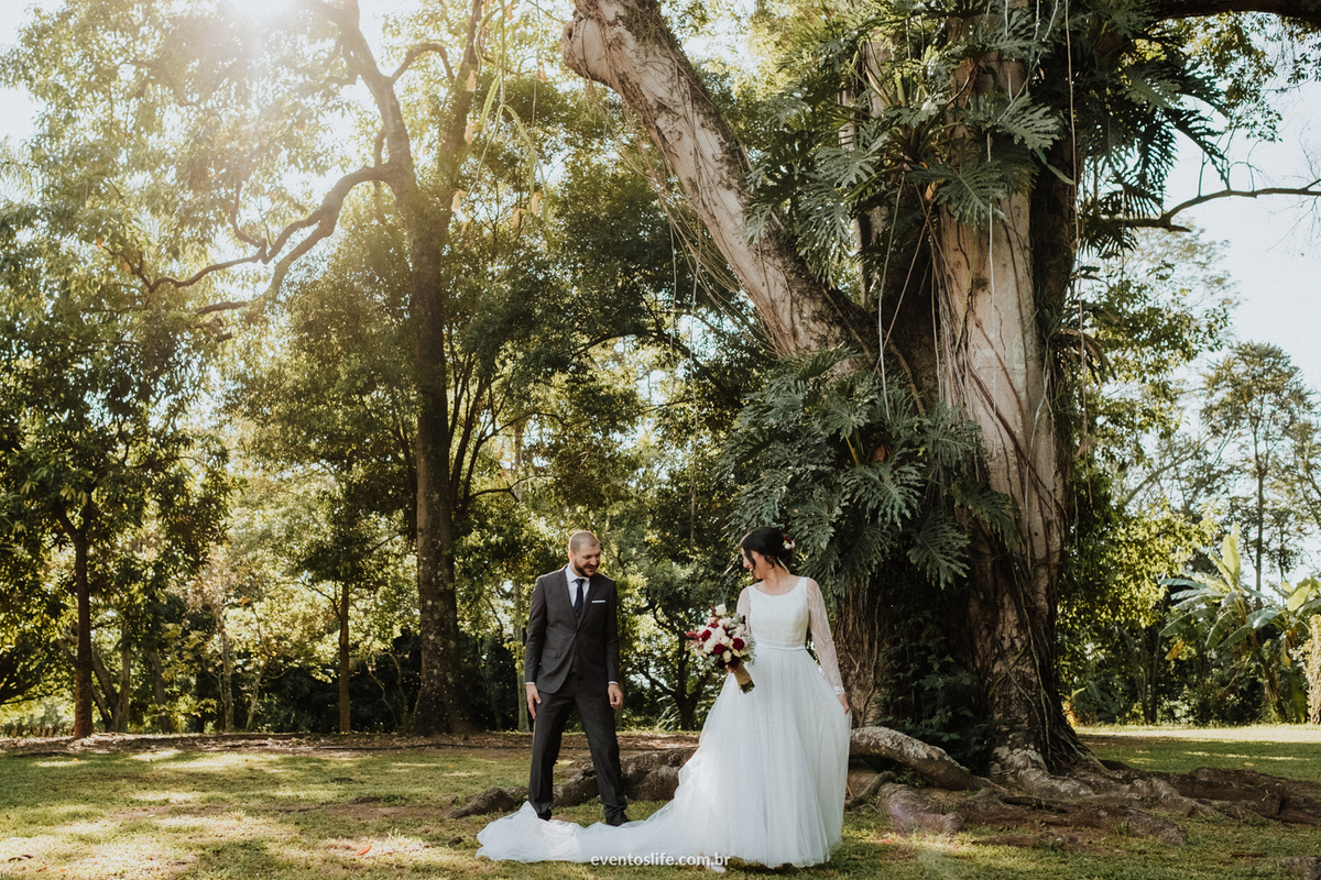 Life Fotografia, Fazenda Vassoural, Vassoural, Reveb, Evelyn e Alvaro, Casamento de dia, Casamento no interior, Monoclub, Banda Monoclub, Marcia Locações, Quintal Flores, Mini Wedding, Árvore, Natureza, Costela de adão, Decor, First Look