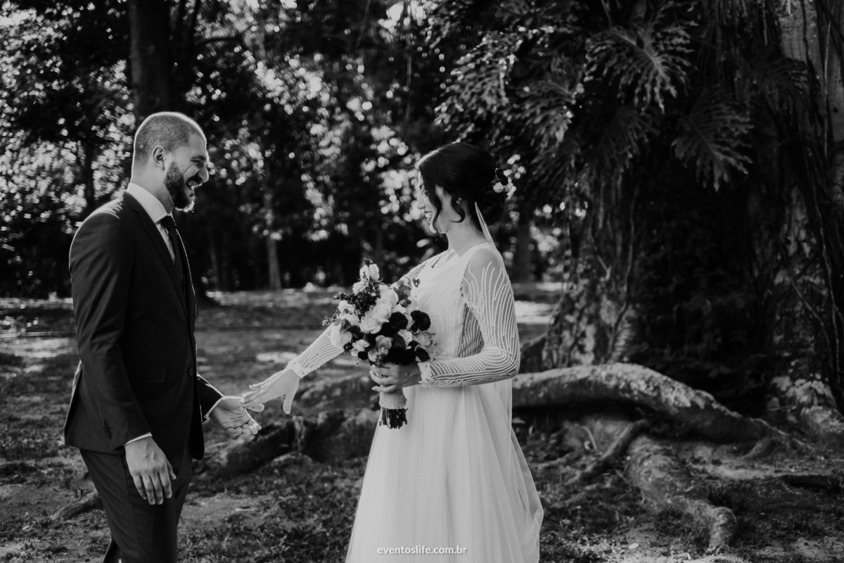 Life Fotografia, Fazenda Vassoural, Vassoural, Reveb, Evelyn e Alvaro, Casamento de dia, Casamento no interior, Monoclub, Banda Monoclub, Marcia Locações, Quintal Flores, Mini Wedding, First Look, PB, Foto PB, Luz linda, Noivos felizes, Case de dia