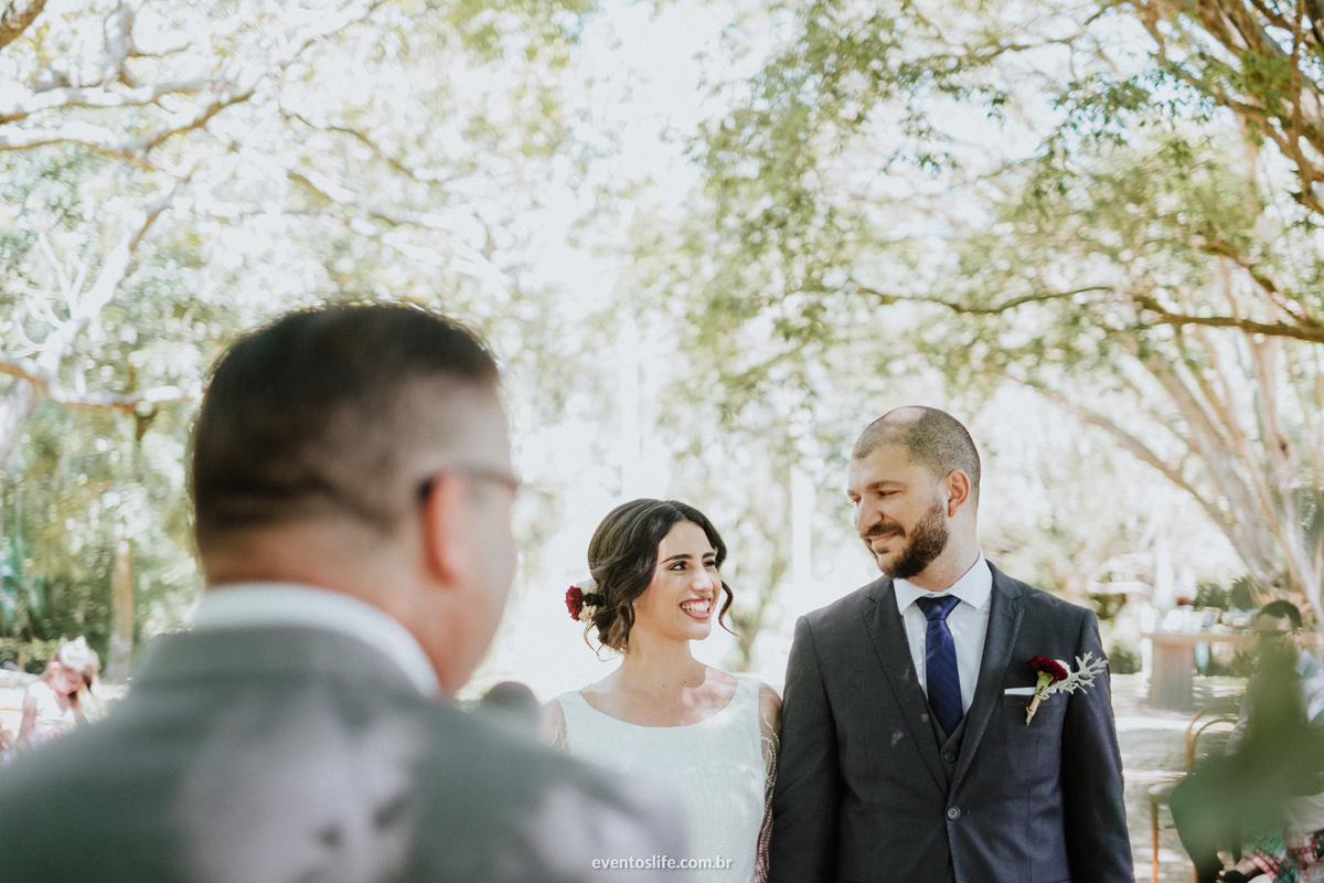 Life Fotografia, Fazenda Vassoural, Vassoural, Reveb, Evelyn e Alvaro, Casamento de dia, Casamento no interior, Monoclub, Banda Monoclub, Marcia Locações, Quintal Flores, Mini Wedding, Noivos piscando, Piscadinha, Noivos apaixonados, Cerimônia