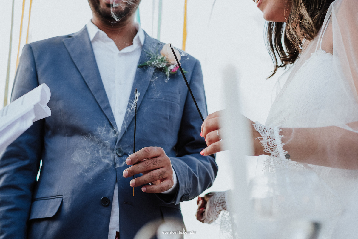Life Fotografia, Fotografia de Casamento Sorocaba, Ilhabela, Fotos de Casamento, Fotos diferentes, Mini Wedding, São Paulo, Itu, Pier 151, Casamento na praia, Litoral, Mar, O dia mais bonito, Cerimonia, Barbara e Renan, BR, Ritual, Incenso, Terno azul