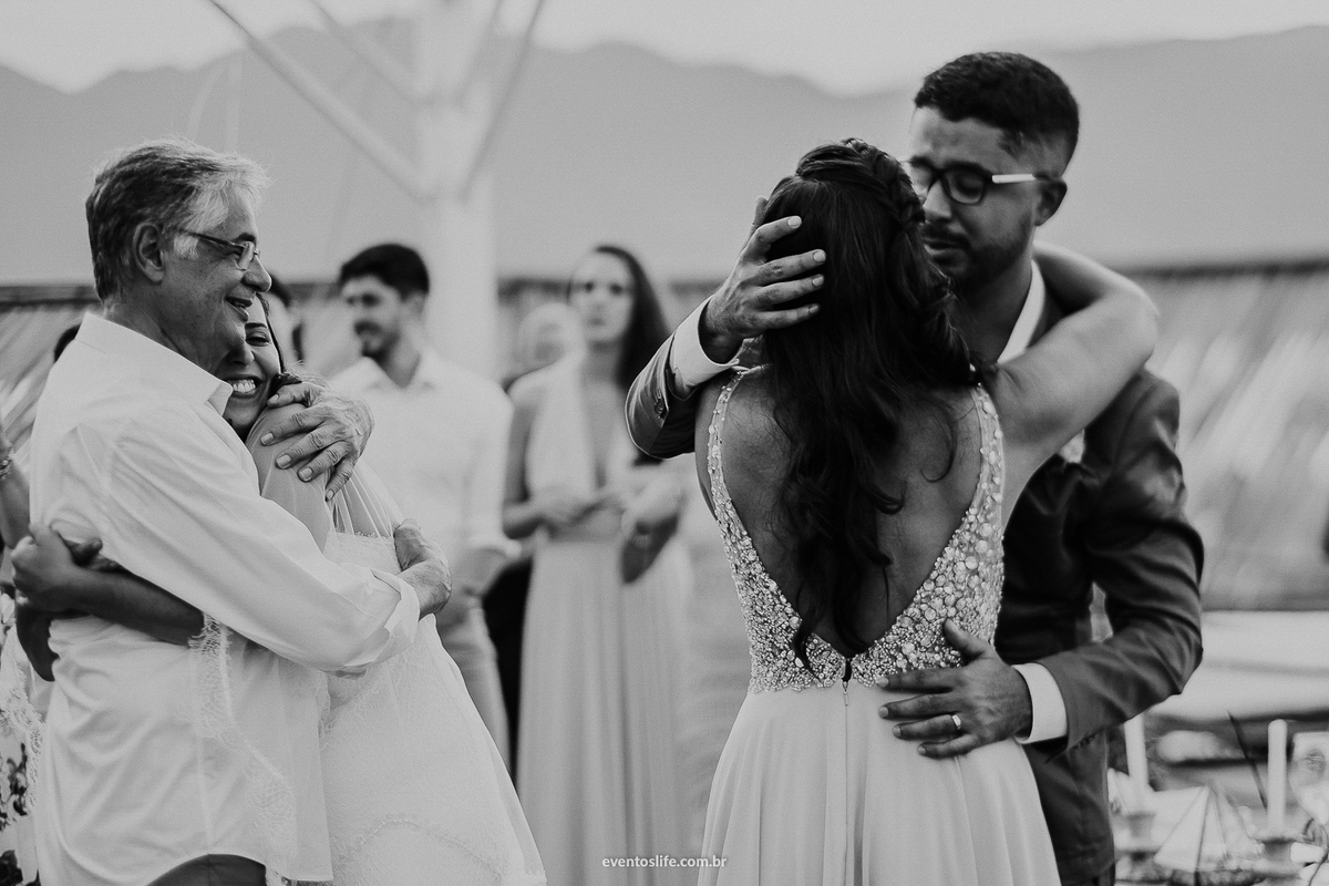 Life Fotografia, Fotografia de Casamento Sorocaba, Ilhabela, Fotos de Casamento, Fotos diferentes, Mini Wedding, São Paulo, Itu, Pier 151, Casamento na praia, Litoral, Mar, O dia mais bonito, Cerimonia, Barbara e Renan, BR, Abraço, Família, PB, Amor