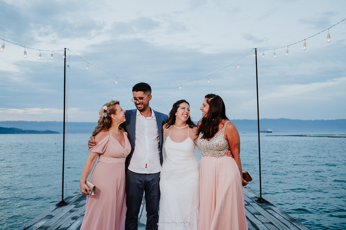 Life Fotografia, Fotografia de Casamento Sorocaba, Ilhabela, Fotos de Casamento, Fotos diferentes, Mini Wedding, São Paulo, Itu, Pier 151, Casamento na praia, Litoral, Mar, O dia mais bonito, Barbara e Renan, BR, Mar aberto, Varal de lâmpadas, Céu azul