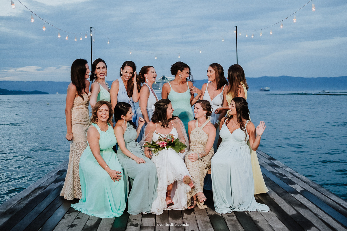 Life Fotografia, Fotografia de Casamento Sorocaba, Ilhabela, Fotos de Casamento, Fotos diferentes, Mini Wedding, São Paulo, Itu, Pier 151, Casamento na praia, Litoral, Mar, O dia mais bonito, Barbara e Renan, BR, Mar aberto, Varal de lâmpadas, Madrinhas