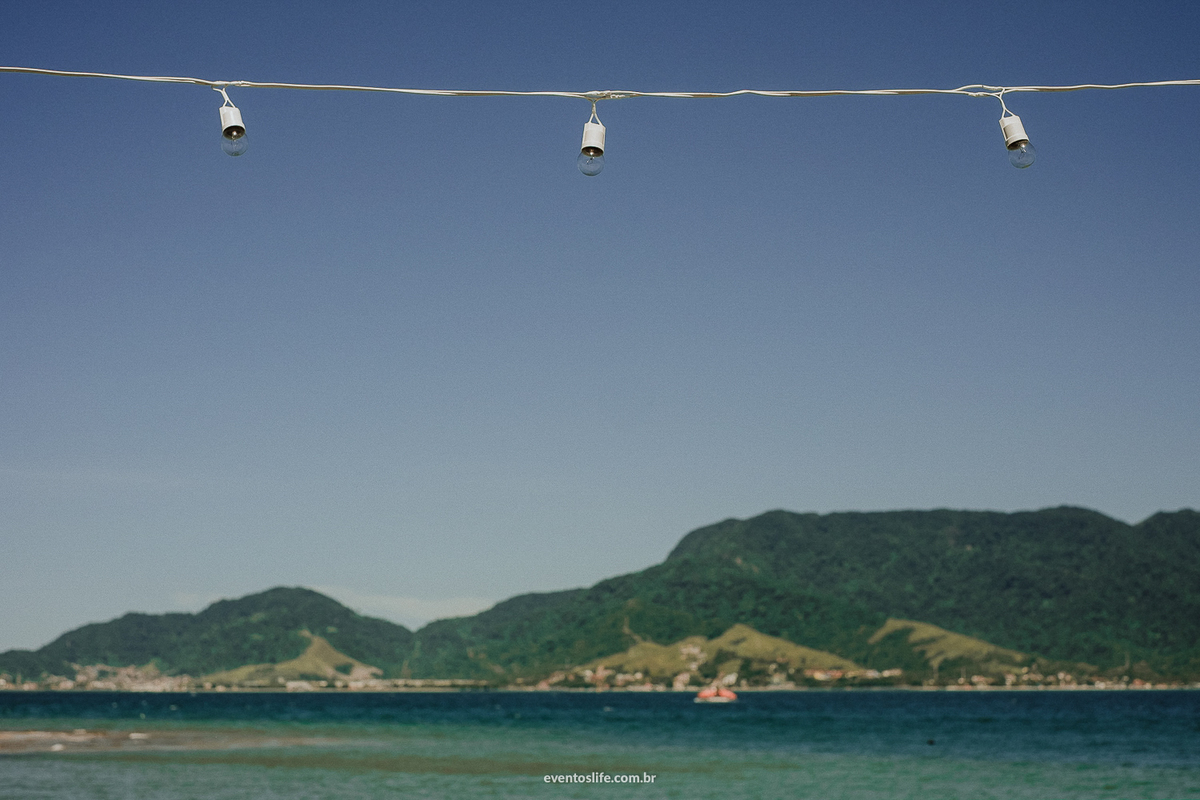 Life Fotografia, Fotografia de Casamento Sorocaba, Ilhabela, Fotos de Casamento, Fotos diferentes, Mini Wedding, São Paulo, Itu, Pier 151, Casamento na praia, Litoral, Mar, O dia mais bonito, Varal de luzes, Céu azul, Montanhas, Horizonte, Sol, Cerimonia