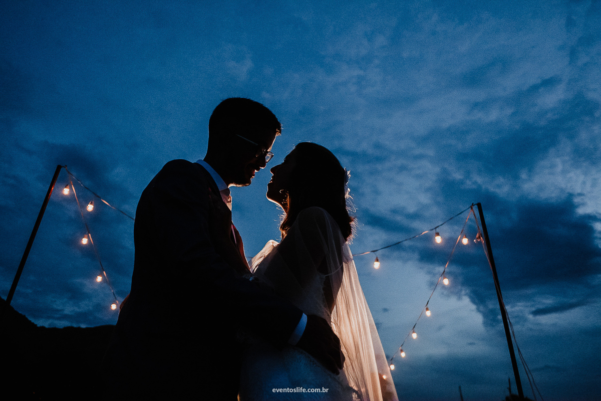 Life Fotografia, Fotografia de Casamento Sorocaba, Ilhabela, Fotos de Casamento, Fotos diferentes, Mini Wedding, São Paulo, Itu, Pier 151, Casamento na praia, Litoral, Mar, O dia mais bonito, Barbara e Renan, BR, Varal de lâmpadas, Silhueta, Noiva, Véu