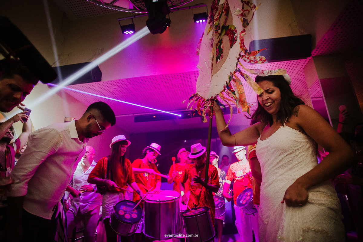 Life Fotografia, Fotografia de Casamento Sorocaba, Ilhabela, Fotos de Casamento, Fotos diferentes, Mini Wedding, São Paulo, Itu, Pier 151, Casamento na praia, Litoral, Mar, O dia mais bonito, Barbara e Renan, BR, Samba, Dança, Samdosa, Noivos, Stand art