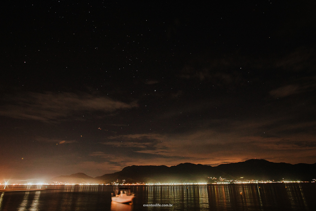 Life Fotografia, Fotografia de Casamento Sorocaba, Ilhabela, Fotos de Casamento, Fotos diferentes, Mini Wedding, São Paulo, Itu, Pier 151, Casamento na praia, Litoral, Mar, O dia mais bonito, Barbara e Renan, BR, Reflexo, Barco, Horizonte, Luzes, Imenso 