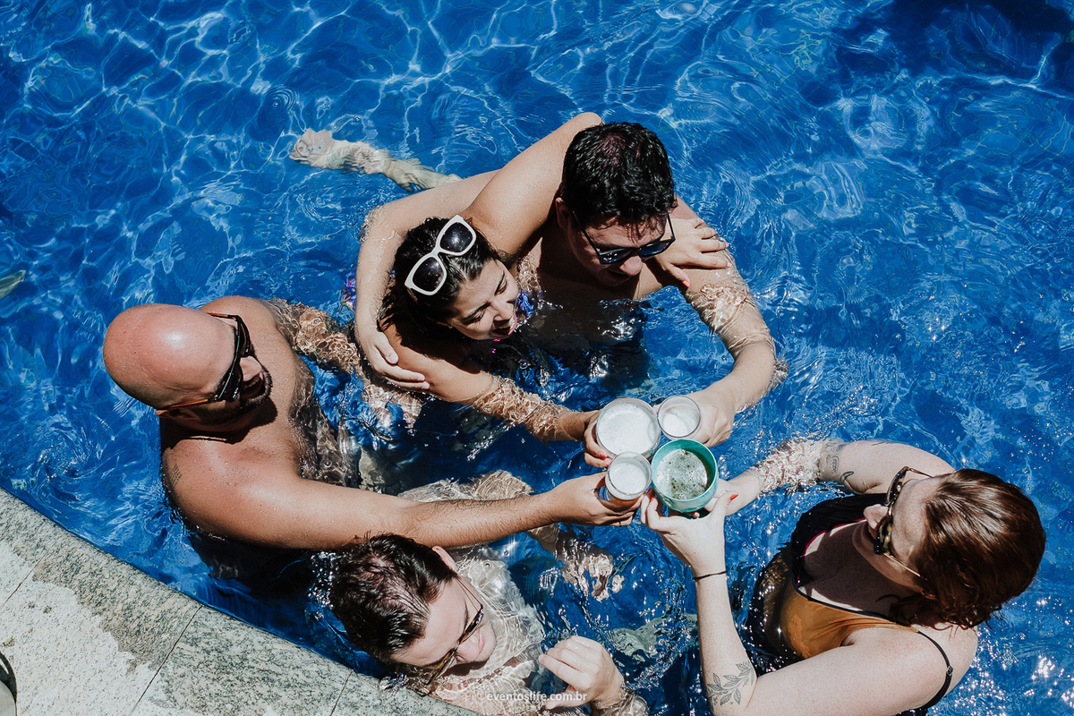 Life Fotografia, Fotografia de Casamento Sorocaba, Ilhabela, Fotos de Casamento, Fotos diferentes, Mini Wedding, São Paulo, Itu, Pier 151, Casamento na praia, Litoral, Mar, O dia mais bonito, Making of, Brinde, Família, Calor, Verão, Piscina, Amor, Beer