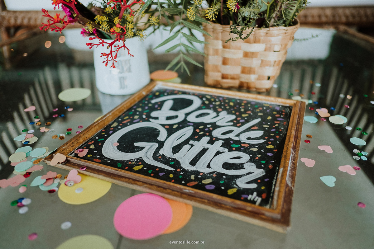 Life Fotografia, Fotografia de Casamento Sorocaba, Ilhabela, Fotos de Casamento, Fotos diferentes, Mini Wedding, São Paulo, Itu, Pier 151, Casamento na praia, Litoral, Mar, O dia mais bonito, Bar de Gliter, Lousa, Decoração, Flores, Confetes, Giz, Vasos