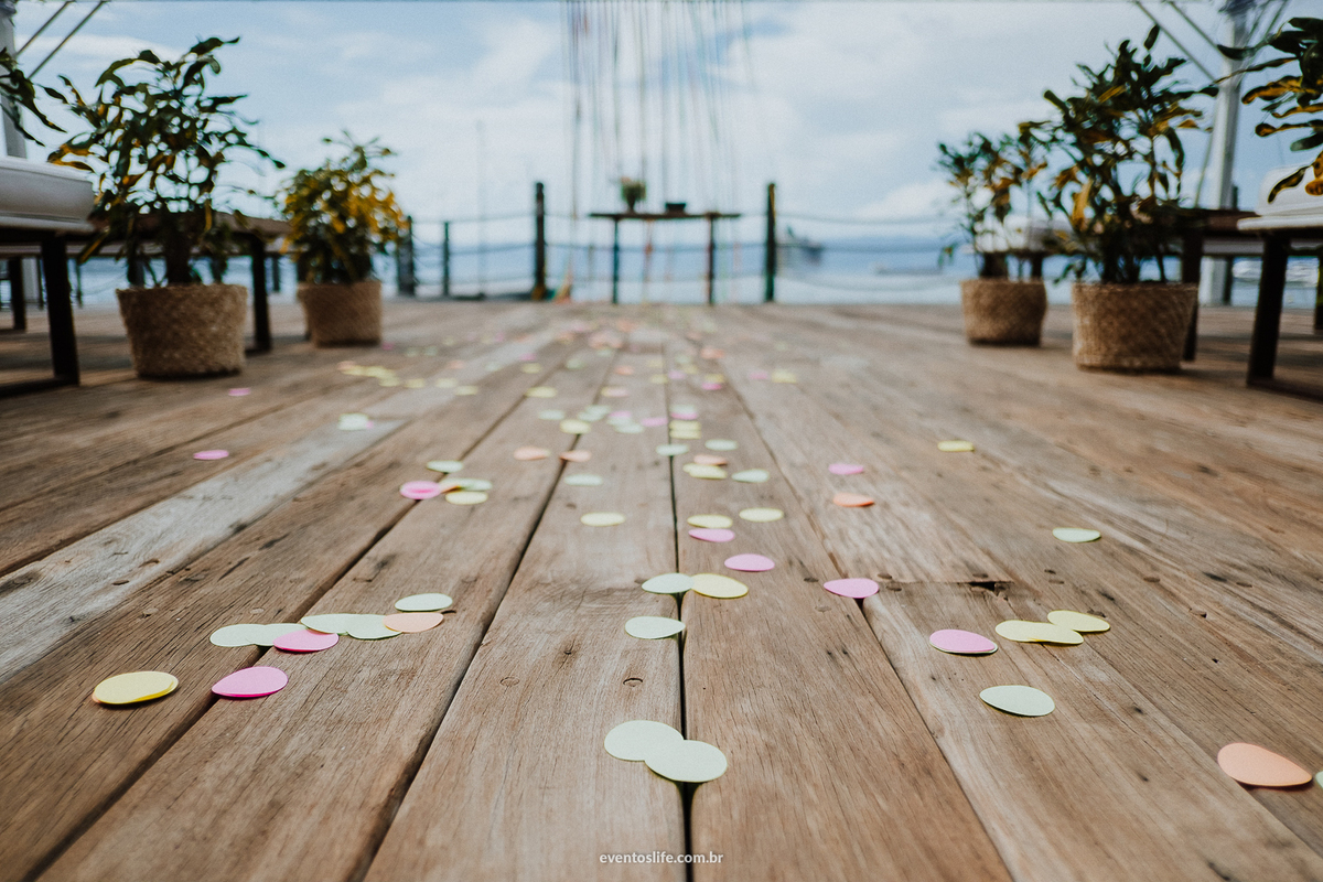 Life Fotografia, Fotografia de Casamento Sorocaba, Ilhabela, Fotos de Casamento, Fotos diferentes, Mini Wedding, São Paulo, Itu, Pier 151, Casamento na praia, Litoral, Mar, O dia mais bonito, Cerimônia, Confetes, Rústico, Plantas, Céu azul, Decoração
