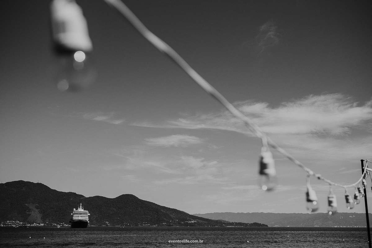 Life Fotografia, Fotografia de Casamento Sorocaba, Ilhabela, Fotos de Casamento, Fotos diferentes, Mini Wedding, São Paulo, Itu, Pier 151, Casamento na praia, Litoral, Mar, O dia mais bonito, Cruzeiro, Varal de luzes, Barco, Horizonte, PB, Montanhas, BW