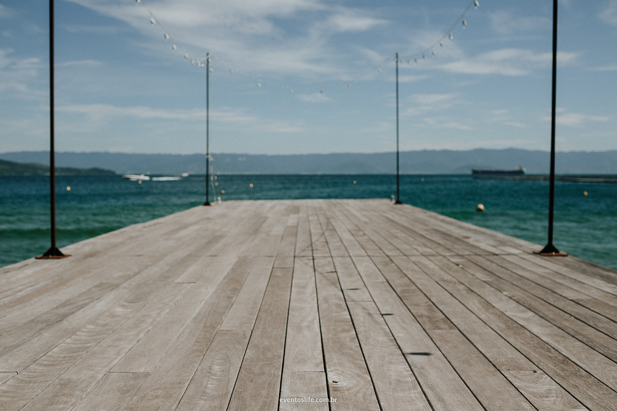 Life Fotografia, Fotografia de Casamento Sorocaba, Ilhabela, Fotos de Casamento, Fotos diferentes, Mini Wedding, São Paulo, Itu, Pier 151, Casamento na praia, Litoral, Mar, O dia mais bonito, Varal de luzes, Céu azul, Barcos, Horizonte, Nuvens, Cerimonia