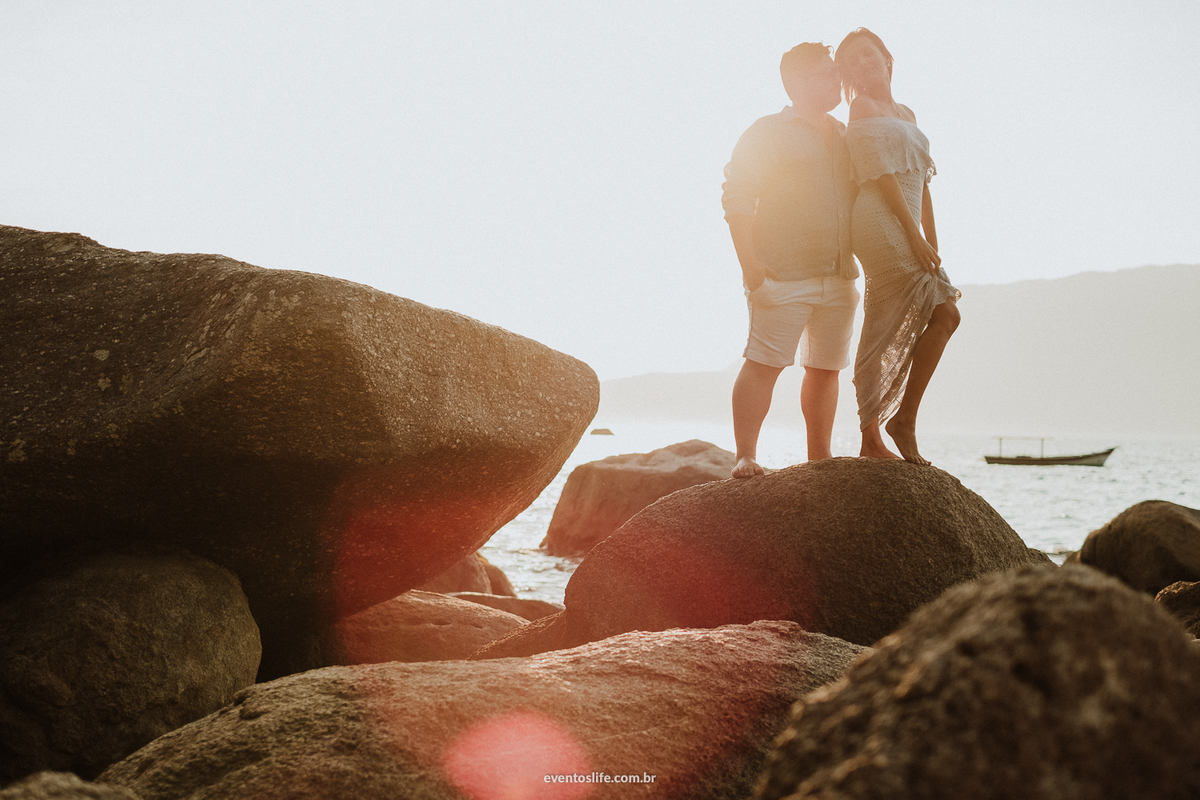 Life Fotografia, Fotografia de Casamento Sorocaba, São Paulo, Ilhabela, Ensaio na praia, Ingrid e Bomba, Litoral, Ensaio Pré Casamento, Pré Wedding, Sessão, Fotos na praia, Fotos casal, Ensaio Casal, Melhor fotógrafo de Sorocaba, Flare, Pedras, Mar, Barco