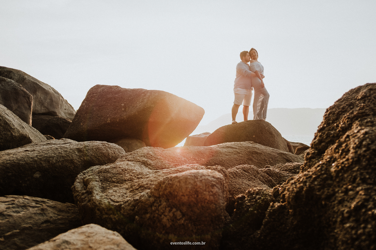 Life Fotografia, Fotografia de Casamento Sorocaba, São Paulo, Ilhabela, Ensaio na praia, Ingrid e Bomba, Litoral, Ensaio Pré Casamento, Pré Wedding, Sessão, Fotos na praia, Fotos casal, Ensaio Casal, Melhor fotógrafo de Sorocaba, Flare, Pedras, Mar, Amor