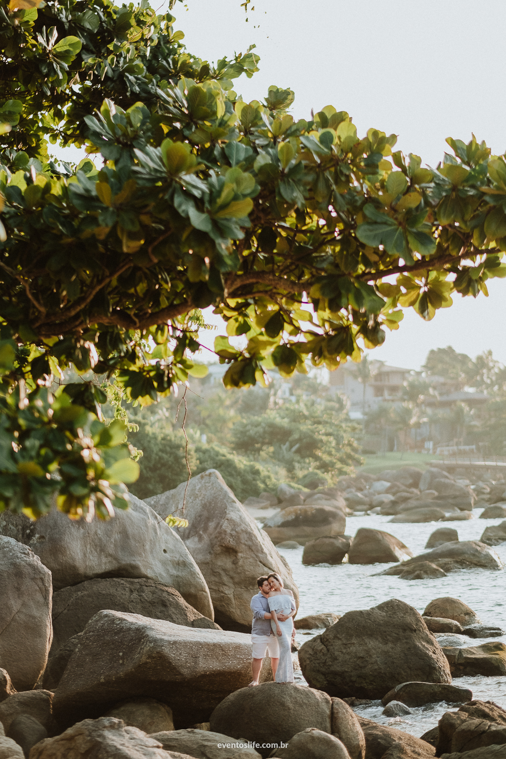 Life Fotografia, Fotografia de Casamento Sorocaba, São Paulo, Ilhabela, Ensaio na praia, Ingrid e Bomba, Litoral, Ensaio Pré Casamento, Pré Wedding, Sessão, Fotos na praia, Fotos casal, Ensaio Casal, Melhor fotógrafo de Sorocaba, Pedras, Natureza, Amor