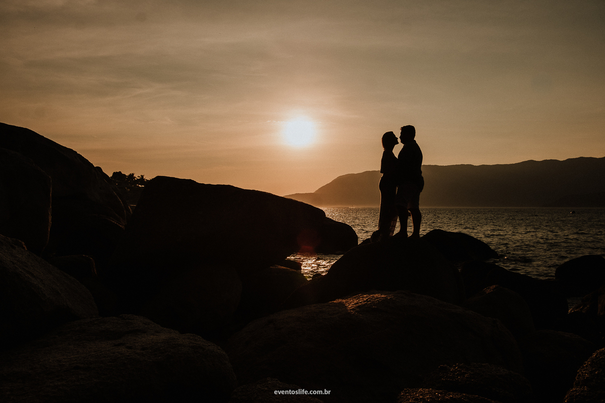 Life Fotografia, Fotografia de Casamento Sorocaba, São Paulo, Ilhabela, Ensaio na praia, Ingrid e Bomba, Litoral, Ensaio Pré Casamento, Pré Wedding, Sessão, Fotos na praia, Fotos casal, Ensaio Casal, Melhor fotógrafo de Sorocaba, Silhueta, Horizonte, Amor