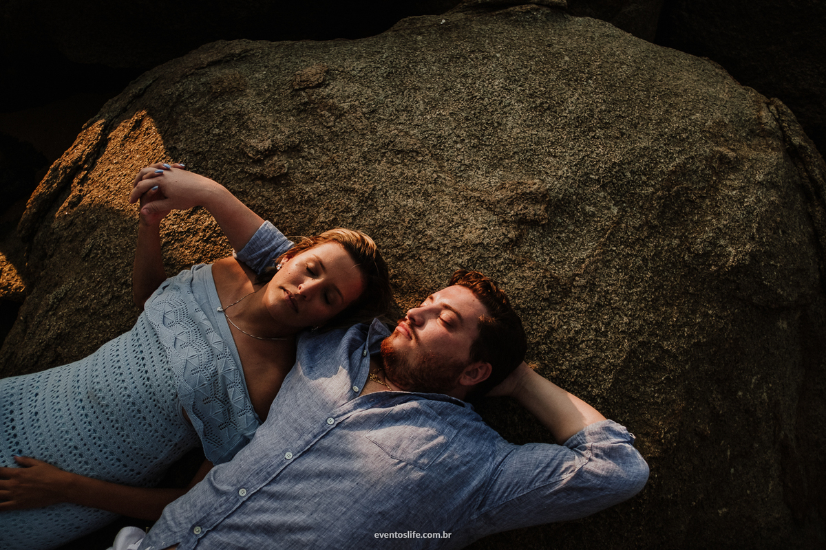 Life Fotografia, Fotografia de Casamento Sorocaba, São Paulo, Ilhabela, Ensaio na praia, Ingrid e Bomba, Litoral, Ensaio Pré Casamento, Pré Wedding, Sessão, Fotos na praia, Fotos casal, Ensaio Casal, Melhor fotógrafo de Sorocaba, Pedra, Amor, Artística