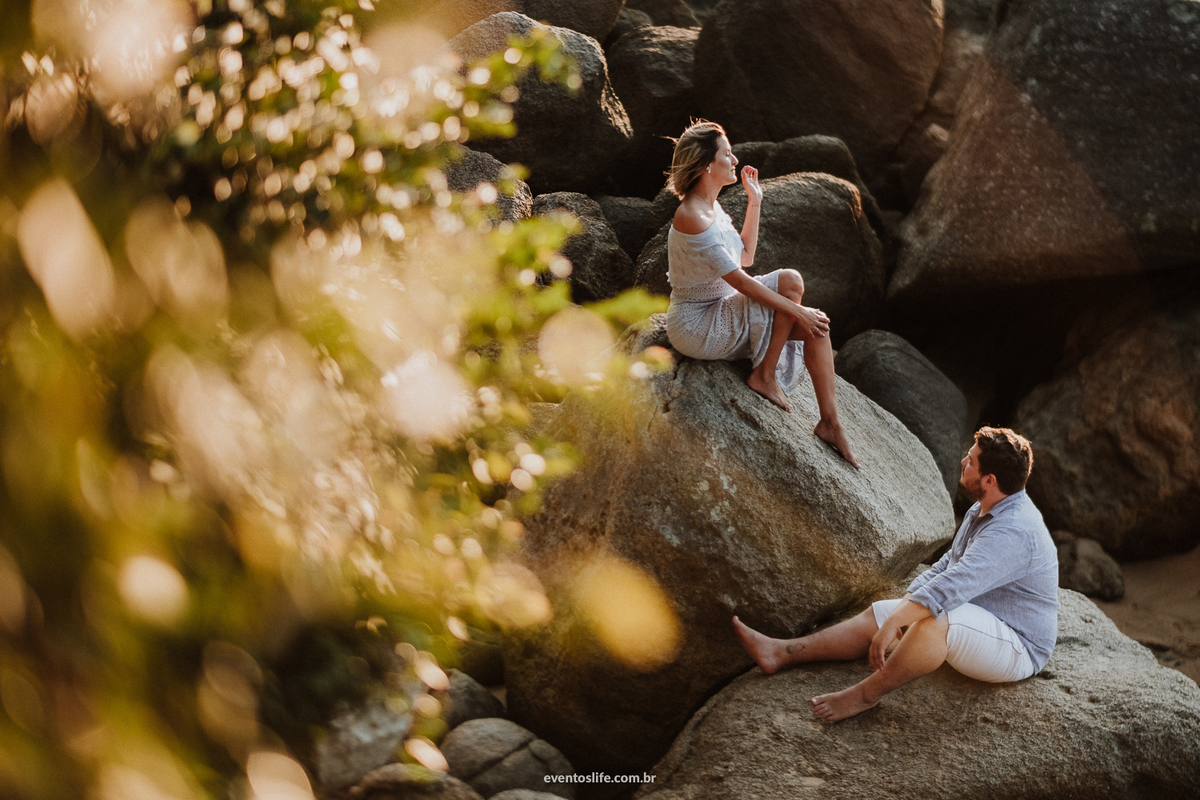 Life Fotografia, Fotografia de Casamento Sorocaba, São Paulo, Ilhabela, Ensaio na praia, Ingrid e Bomba, Litoral, Ensaio Pré Casamento, Pré Wedding, Sessão, Fotos na praia, Fotos casal, Ensaio Casal, Melhor fotógrafo de Sorocaba, Pedras, Natureza, Amor