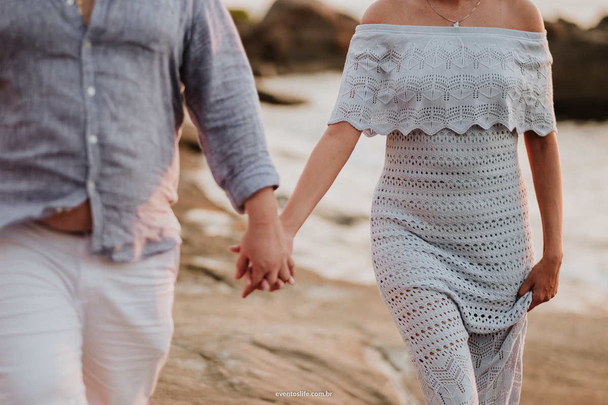 Life Fotografia, Fotografia de Casamento Sorocaba, São Paulo, Ilhabela, Ensaio na praia, Ingrid e Bomba, Litoral, Ensaio Pré Casamento, Pré Wedding, Sessão, Fotos na praia, Fotos casal, Ensaio Casal, Melhor fotógrafo de Sorocaba, Mar, Mãos dadas, Carinho