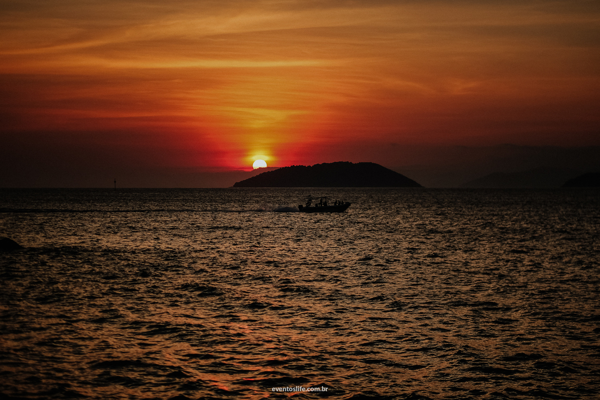 Life Fotografia, Fotografia de Casamento Sorocaba, São Paulo, Ilhabela, Ensaio na praia, Ingrid e Bomba, Litoral, Ensaio Pré Casamento, Pré Wedding, Sessão, Fotos na praia, Fotos casal, Ensaio Casal, Melhor fotógrafo de Sorocaba, Pôr do Sol, Mar, Horizon