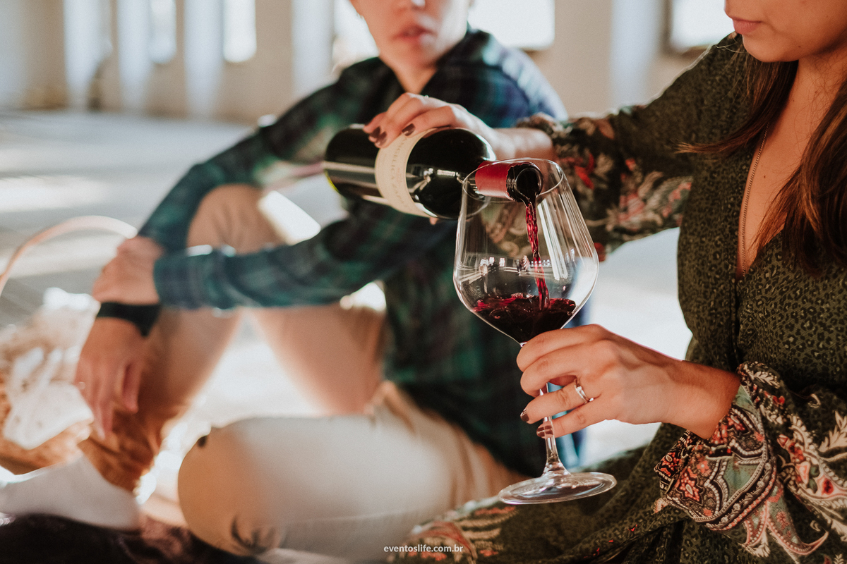 Ensaio Pré Casamento, Pré Wedding, Life Fotografia, Life Fotografia de Casamentos, Fotos de Casamentos, Sorocaba, Itu, Fábrica São Luiz, Same Sex, Love Wins, Same sex couple, Amor, Amar a céu aberto, Villa Mandacarú, Aline e Marcele, Taça, Celebrar, Vinho