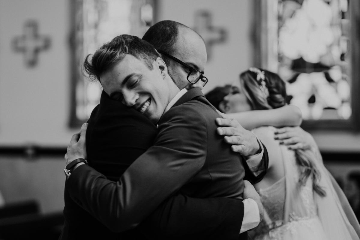 Casamento, Nossa Senhora de Fátima, Hukka Garden, Sorocaba, Fotografia de casamento Sorocaba, Life Fotografia, Fotos espontâneas, Noiva, Fotografia de Casamento, Fotografia criativa, Fotógrafo de casamento, cerimônia, abraços dos padrinhos