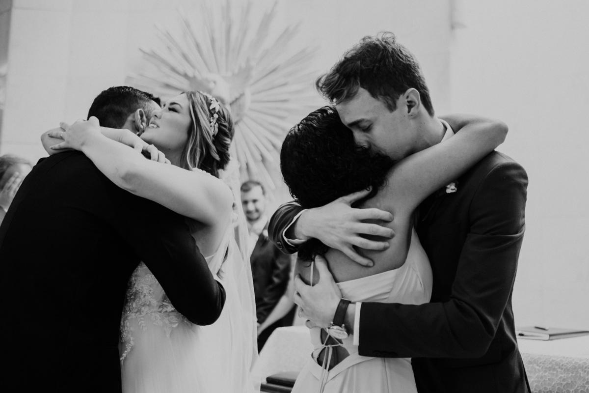 Casamento, Nossa Senhora de Fátima, Hukka Garden, Sorocaba, Fotografia de casamento Sorocaba, Life Fotografia, Fotos espontâneas, Noiva, Fotografia de Casamento, Fotografia criativa, Fotógrafo de casamento, cerimônia, abraços dos padrinhos