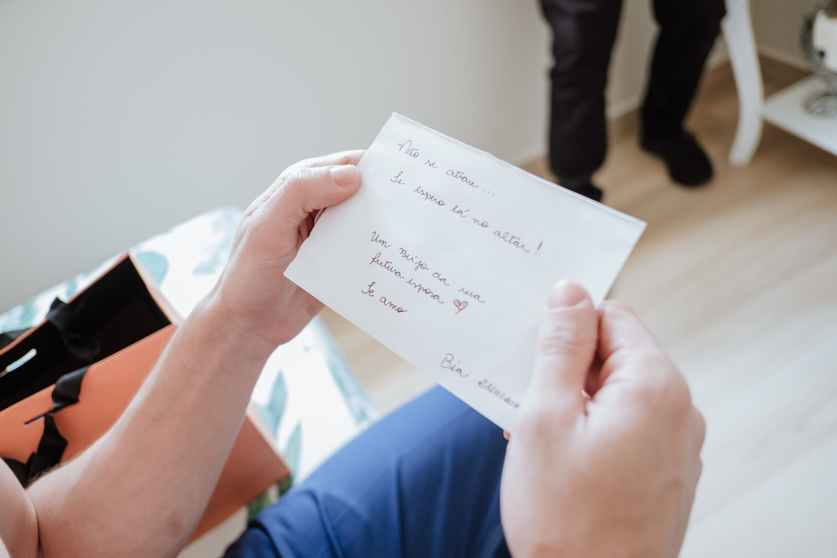 Casamento, Nossa Senhora de Fátima, Hukka Garden, Sorocaba, Fotografia de casamento Sorocaba, Life Fotografia, Fotos espontâneas, Noiva, Fotografia de Casamento, Fotografia criativa, Fotógrafo de casamento, making of groom, terno noivo, presente