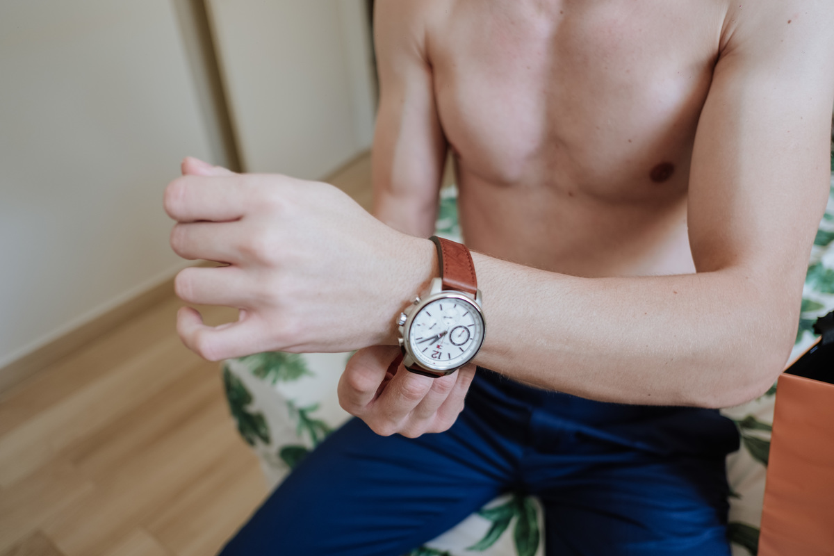 Casamento, Nossa Senhora de Fátima, Hukka Garden, Sorocaba, Fotografia de casamento Sorocaba, Life Fotografia, Fotos espontâneas, Noiva, Fotografia de Casamento, Fotografia criativa, Fotógrafo de casamento, making of groom, relógio, presente