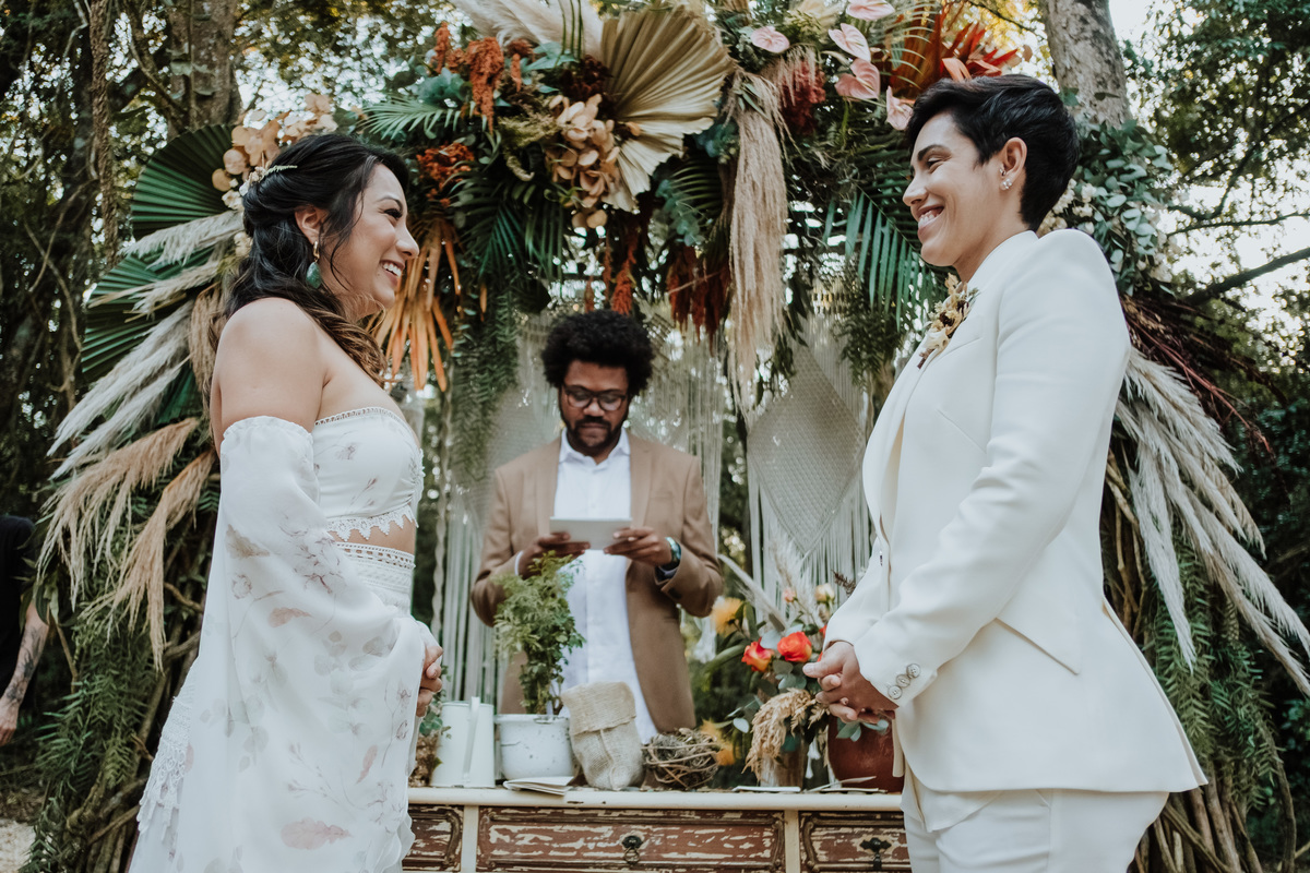 Casamento, Case de Dia, Fotografia de casamento, Fotografia espontânea, Diferente, Pride, LGBTQ+, Noivas, Boho, Villa Mandacaru, Life Fotografia, Cyndi Omoto, Alex Oliveira, tendência, amar a céu aberto, cerimônia, pôr-do-sol, casamento lésbico