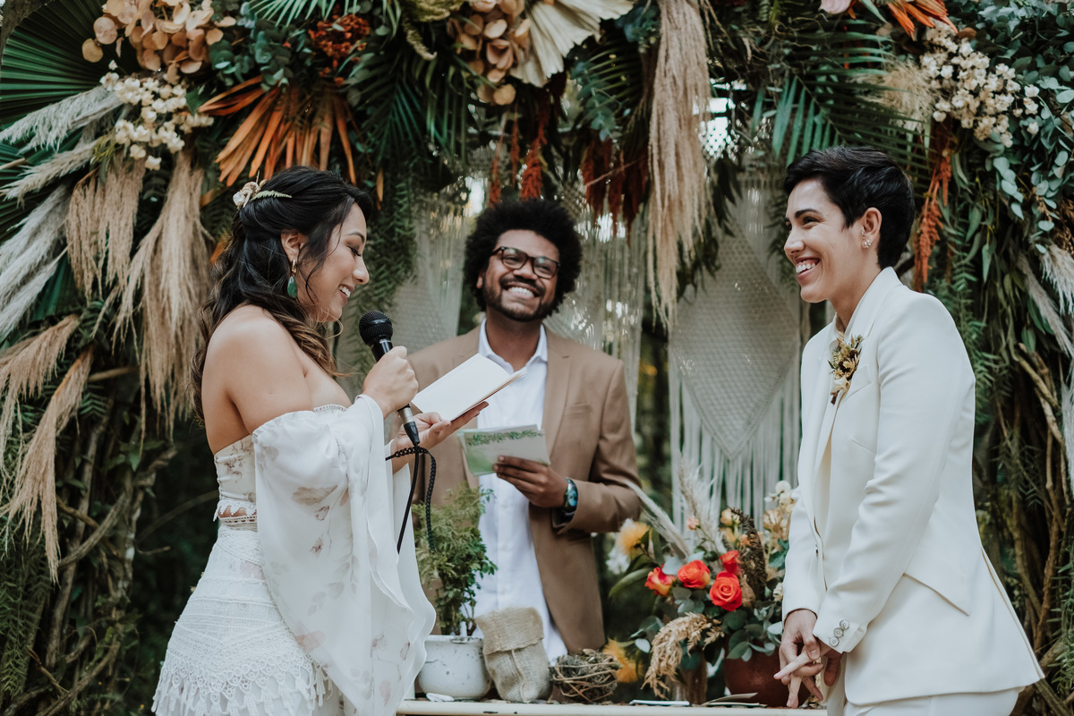 Casamento, Case de Dia, Fotografia de casamento, Fotografia espontânea, Diferente, Pride, LGBTQ+, Noivas, Boho, Villa Mandacaru, Life Fotografia, Cyndi Omoto, Alex Oliveira, tendência, amar a céu aberto, cerimônia, pôr-do-sol, casamento lésbico