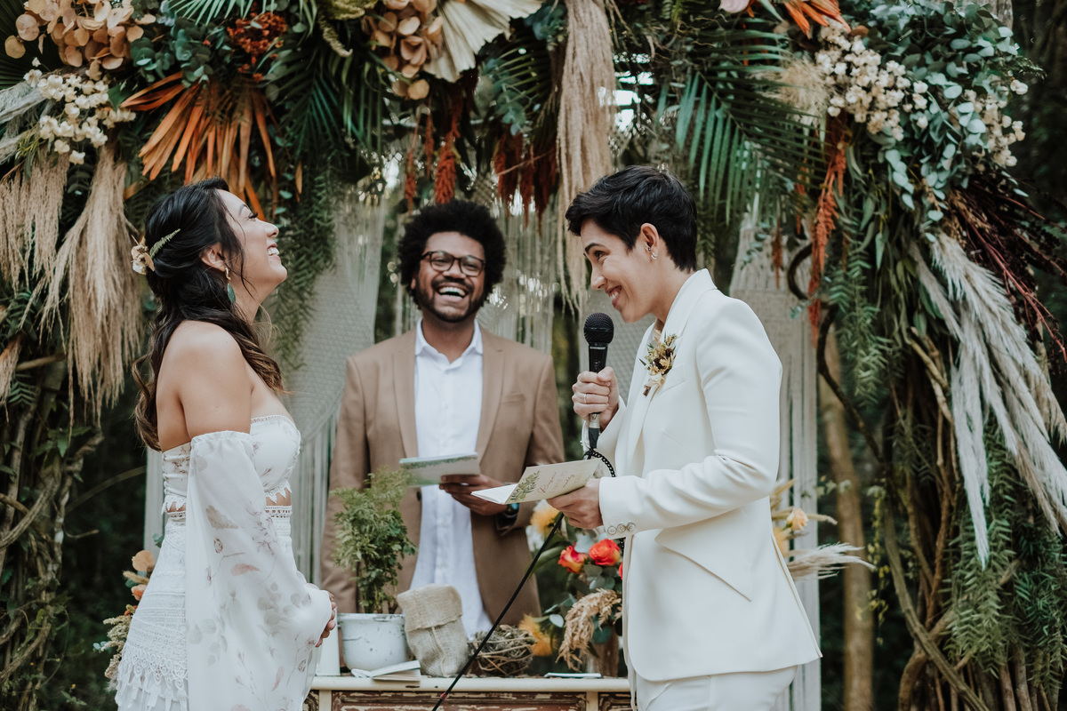 Casamento, Case de Dia, Fotografia de casamento, Fotografia espontânea, Diferente, Pride, LGBTQ+, Noivas, Boho, Villa Mandacaru, Life Fotografia, Cyndi Omoto, Alex Oliveira, tendência, amar a céu aberto, cerimônia, pôr-do-sol, casamento lésbico