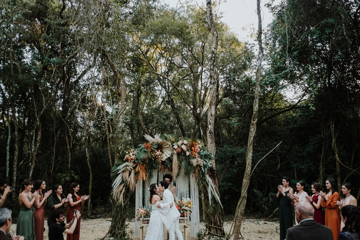 Casamento, Case de Dia, Fotografia de casamento, Fotografia espontânea, Diferente, Pride, LGBTQ+, Noivas, Boho, Villa Mandacaru, Life Fotografia, Cyndi Omoto, Alex Oliveira, tendência, amar a céu aberto, cerimônia, pôr-do-sol, casamento lésbico, beijo