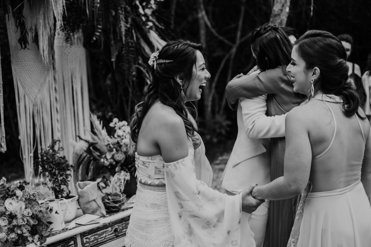 Casamento, Case de Dia, Fotografia de casamento, Fotografia espontânea, Diferente, Pride, LGBTQ+, Noivas, Boho, Villa Mandacaru, Life Fotografia, Cyndi Omoto, Alex Oliveira, tendência, amar a céu aberto, cerimônia, pôr-do-sol, casamento lésbico, madrinhas