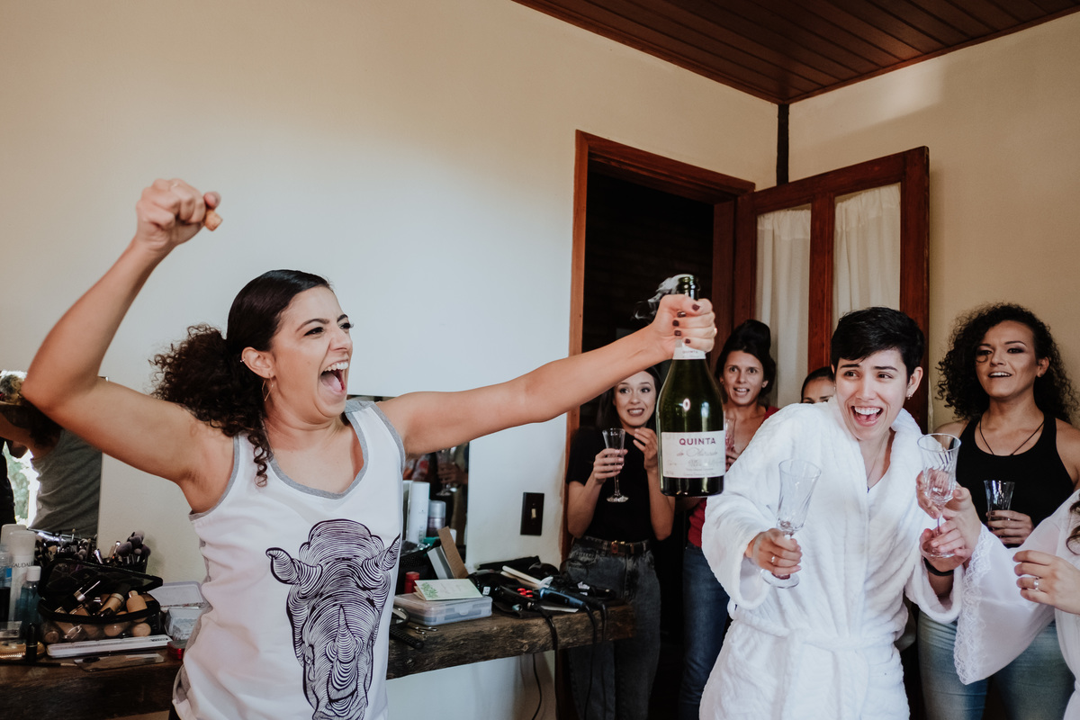 Casamento, Case de Dia, Fotografia de casamento, Fotografia espontânea, Diferente, Pride, LGBTQ+, Noivas, Boho, Villa Mandacaru, Life Fotografia, Cyndi Omoto, Alex Oliveira, Amor, buquê, tendência, inverno, vestido de noiva, making of, brinde, madrinhas