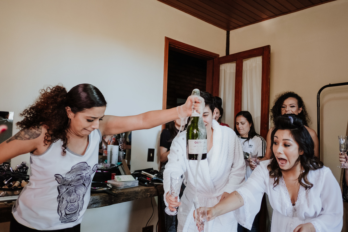 Casamento, Case de Dia, Fotografia de casamento, Fotografia espontânea, Diferente, Pride, LGBTQ+, Noivas, Boho, Villa Mandacaru, Life Fotografia, Cyndi Omoto, Alex Oliveira, Amor, buquê, tendência, inverno, vestido de noiva, making of, brinde, madrinhas