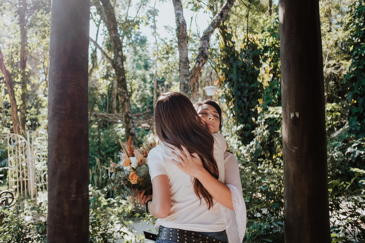 Casamento, Case de Dia, Fotografia de casamento, Fotografia espontânea, Diferente, Pride, LGBTQ+, Noivas, Boho, Villa Mandacaru, Life Fotografia, Cyndi Omoto, Alex Oliveira, Amor, buquê, tendência, inverno, vestido de noiva, making of, entrega do buquê