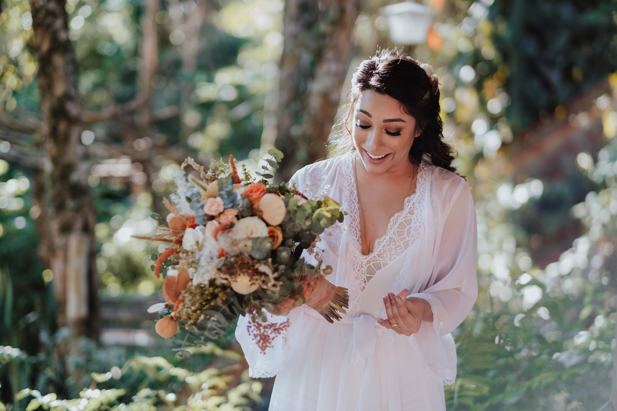 Casamento, Case de Dia, Fotografia de casamento, Fotografia espontânea, Diferente, Pride, LGBTQ+, Noivas, Boho, Villa Mandacaru, Life Fotografia, Cyndi Omoto, Alex Oliveira, Amor, buquê, tendência, inverno, vestido de noiva, making of, entrega do buquê